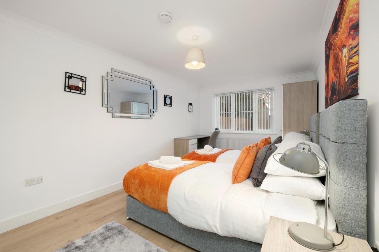 Pinewood Studios, Iver Heathrow 1 & 2 Bedroom With Parking By Arista Living * Slough