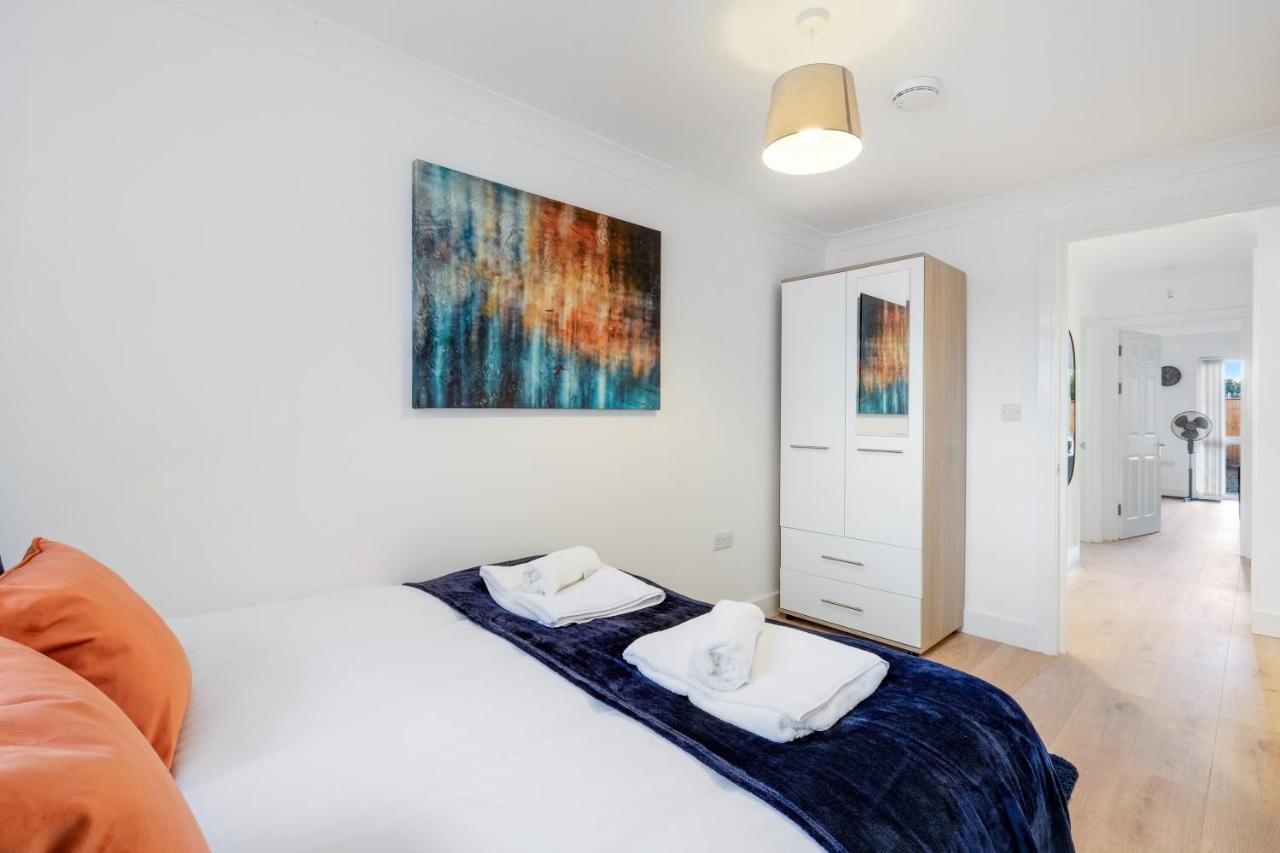 Pinewood Studios, Iver Heathrow 1 & 2 Bedroom With Parking By Arista Living * Slough
