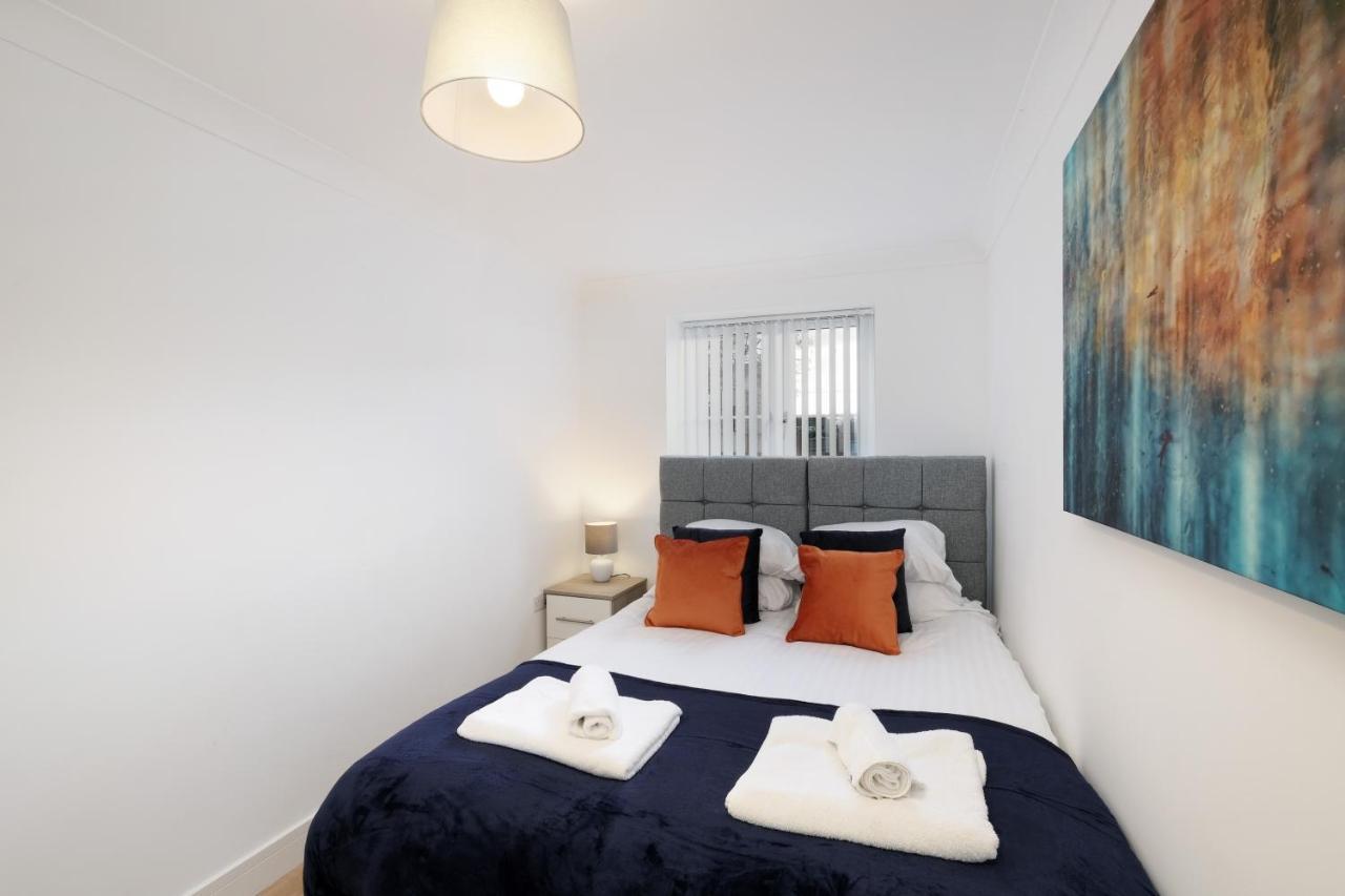 Apartment Pinewood Studios, Iver Heathrow 1 & 2 Bedroom With Parking By Arista Living