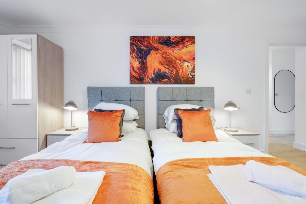 Pinewood Studios, Iver Heathrow 1 & 2 Bedroom With Parking By Arista Living Apartment Slough