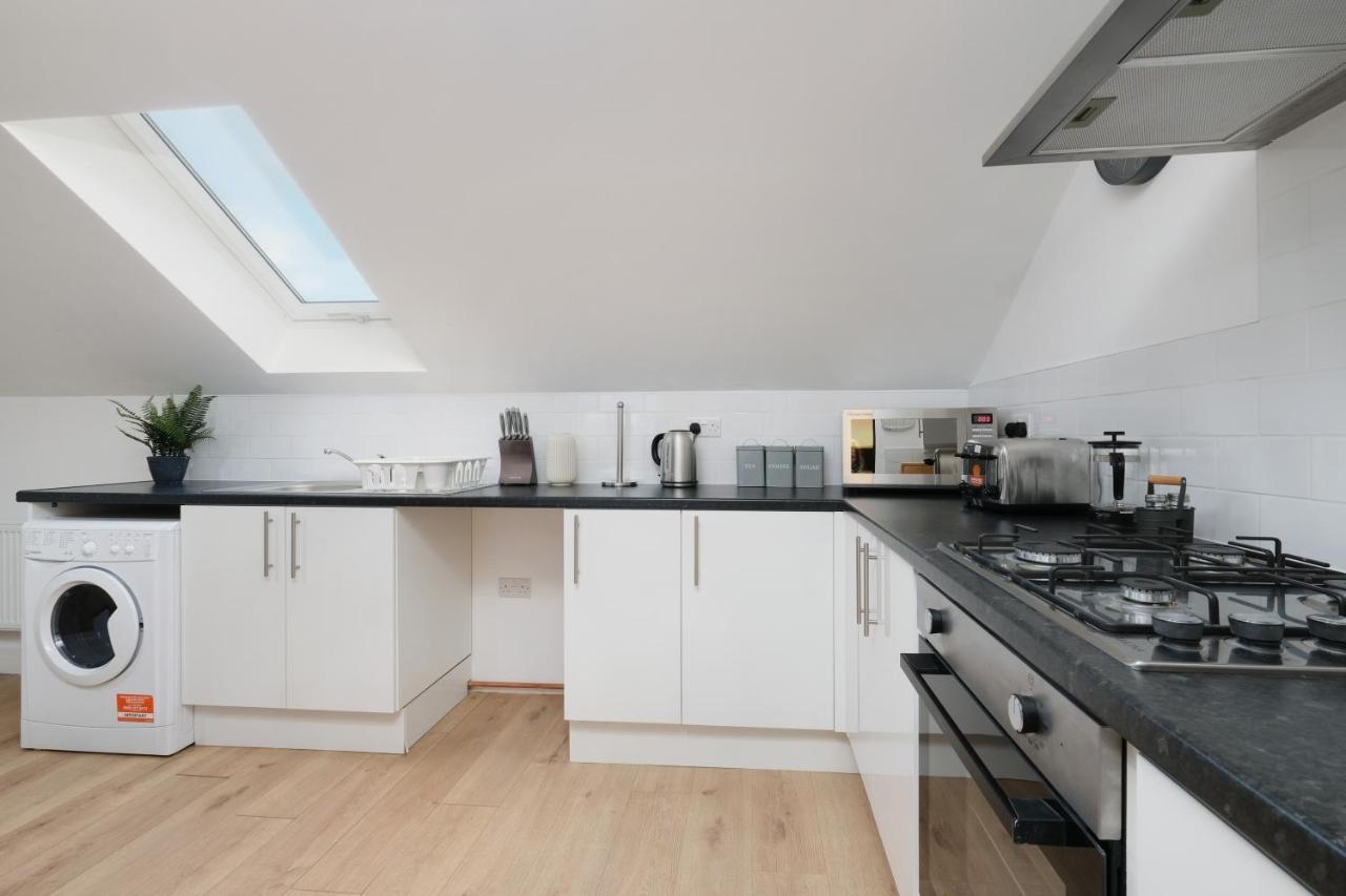 Pinewood Studios, Iver Heathrow 1 & 2 Bedroom With Parking By Arista Living Apartment Slough