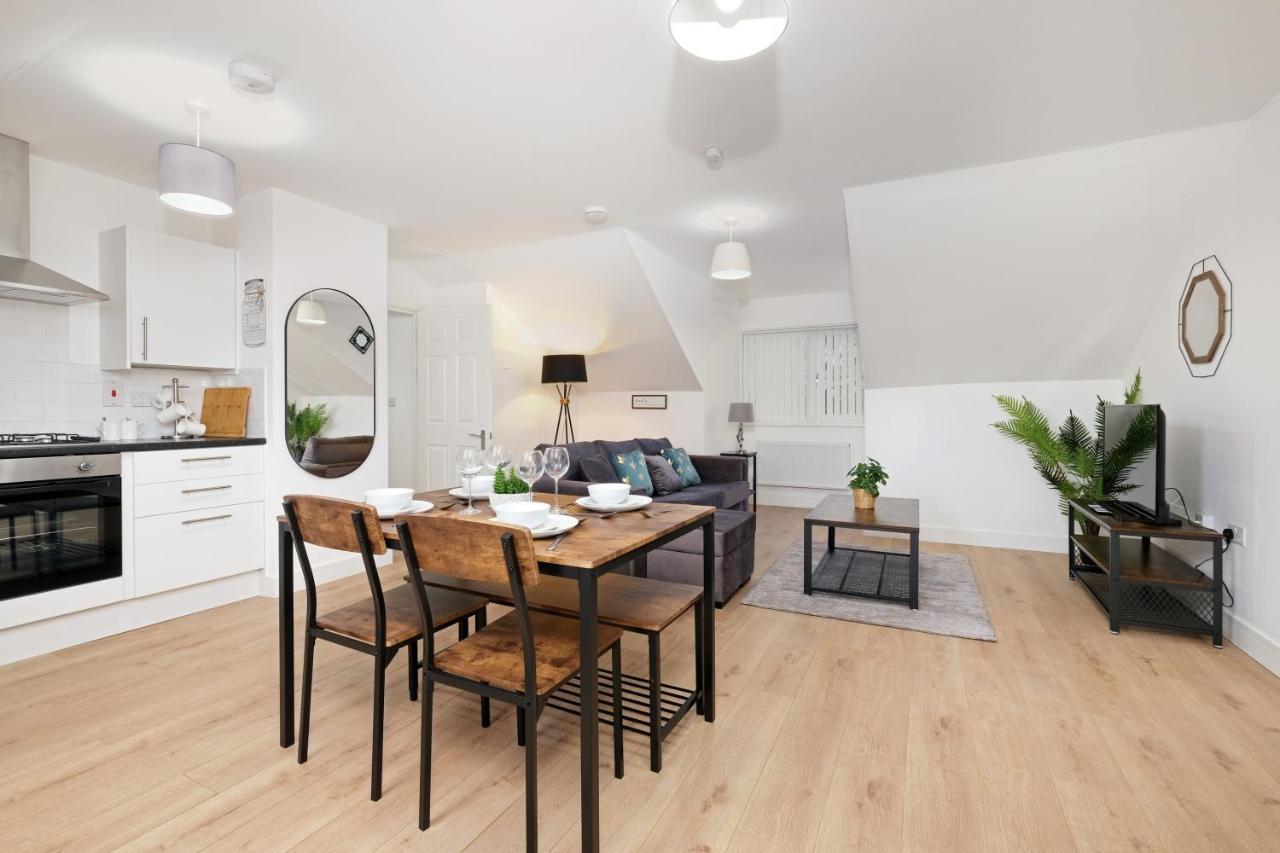 Pinewood Studios, Iver Heathrow 1 & 2 Bedroom With Parking By Arista Living Apartment Slough