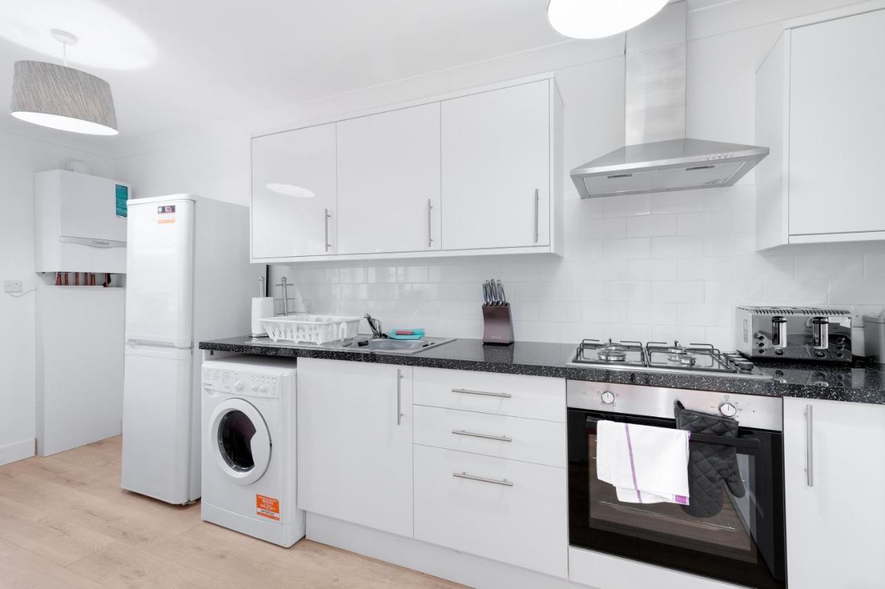 Pinewood Studios, Iver Heathrow 1 & 2 Bedroom With Parking By Arista Living * Slough