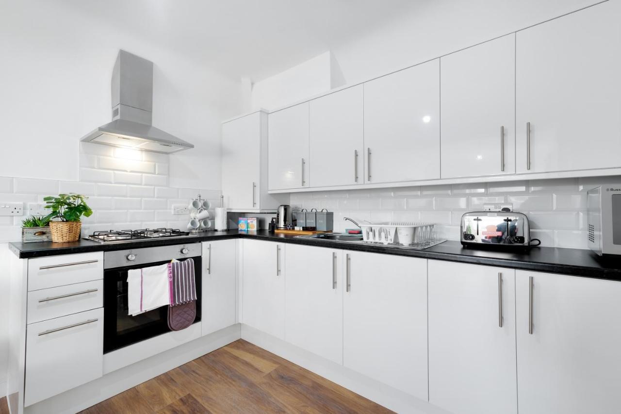 Apartment Pinewood Studios, Iver Heathrow 1 & 2 Bedroom With Parking By Arista Living
