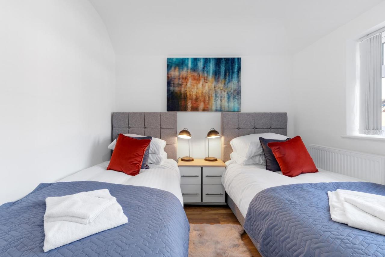 Pinewood Studios, Iver Heathrow 1 & 2 Bedroom With Parking By Arista Living * Slough