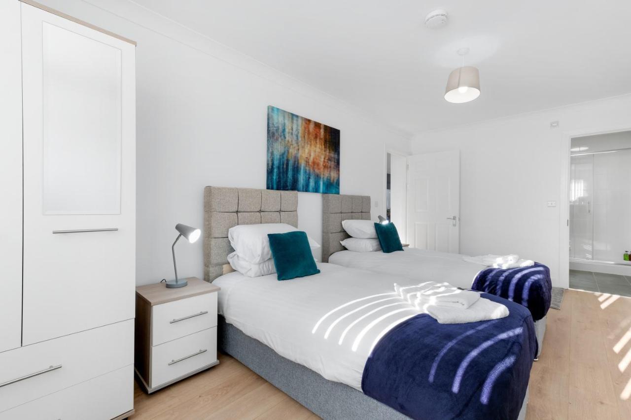 Pinewood Studios, Iver Heathrow 1 & 2 Bedroom With Parking By Arista Living Apartment Slough