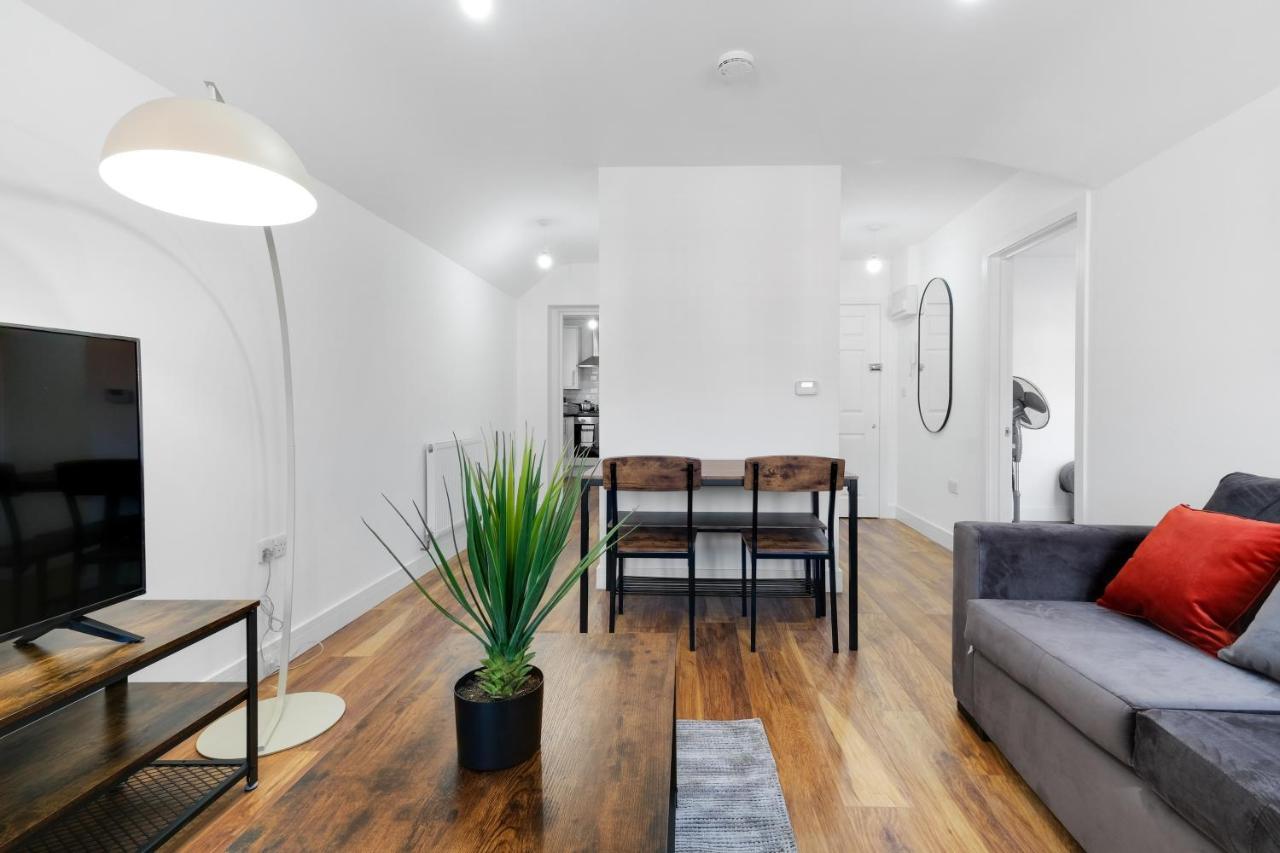 Pinewood Studios, Iver Heathrow 1 & 2 Bedroom With Parking By Arista Living Apartment Slough