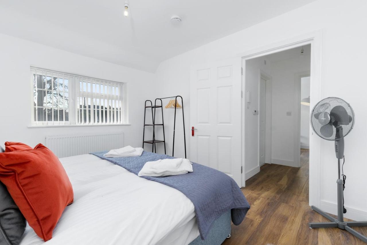 Pinewood Studios, Iver Heathrow 1 & 2 Bedroom With Parking By Arista Living * Slough