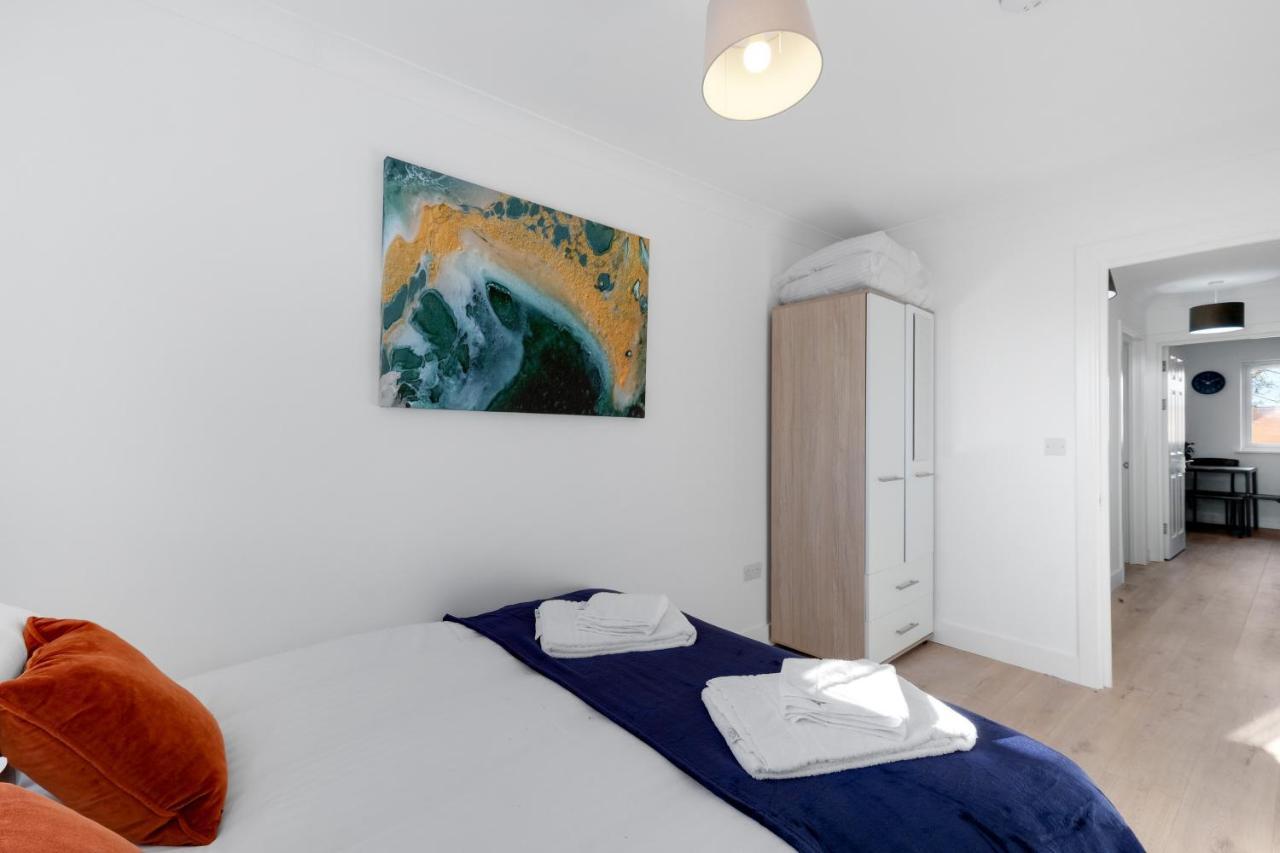 Pinewood Studios, Iver Heathrow 1 & 2 Bedroom With Parking By Arista Living Apartment