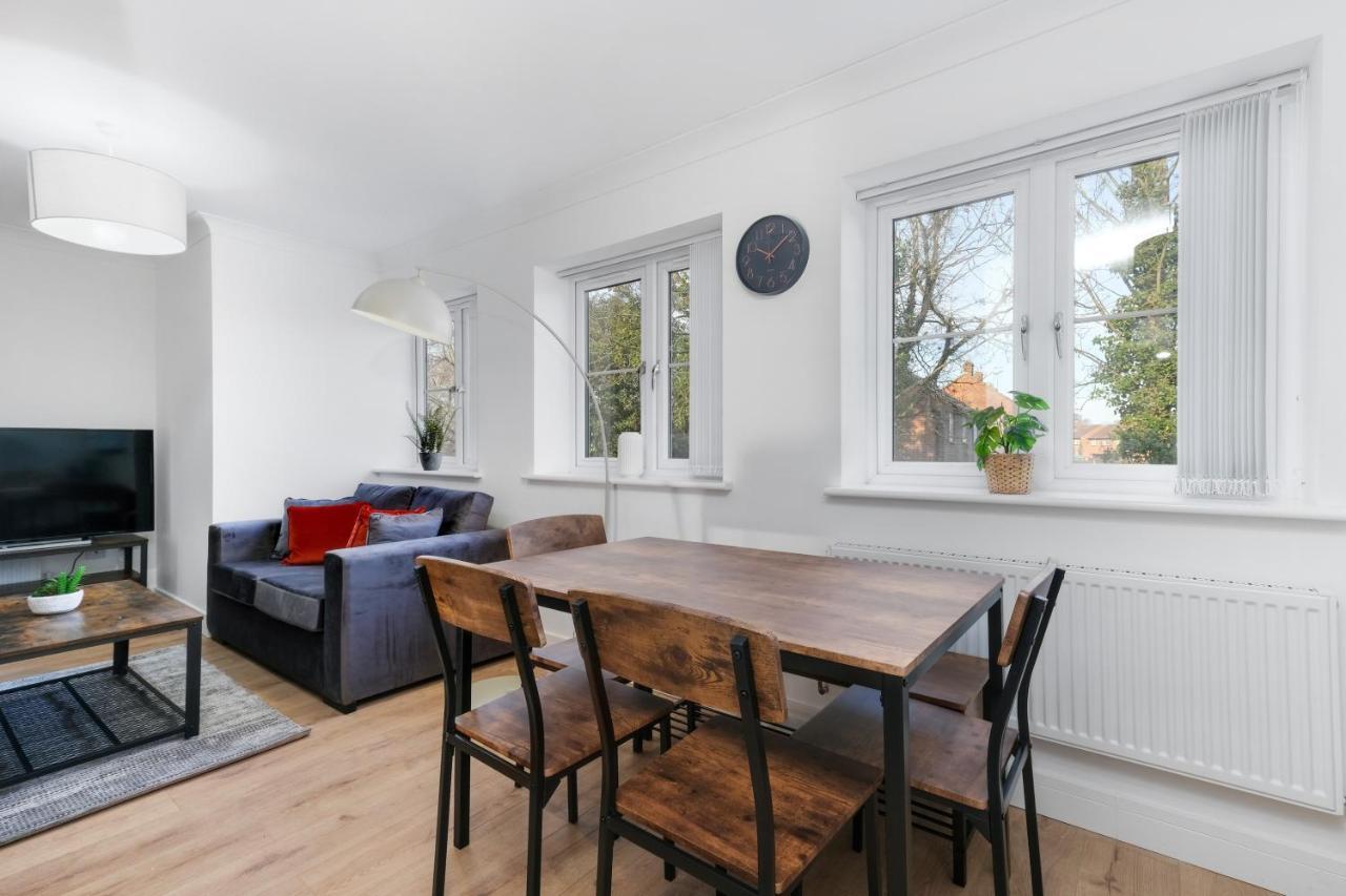 Pinewood Studios, Iver Heathrow 1 & 2 Bedroom With Parking By Arista Living * Slough