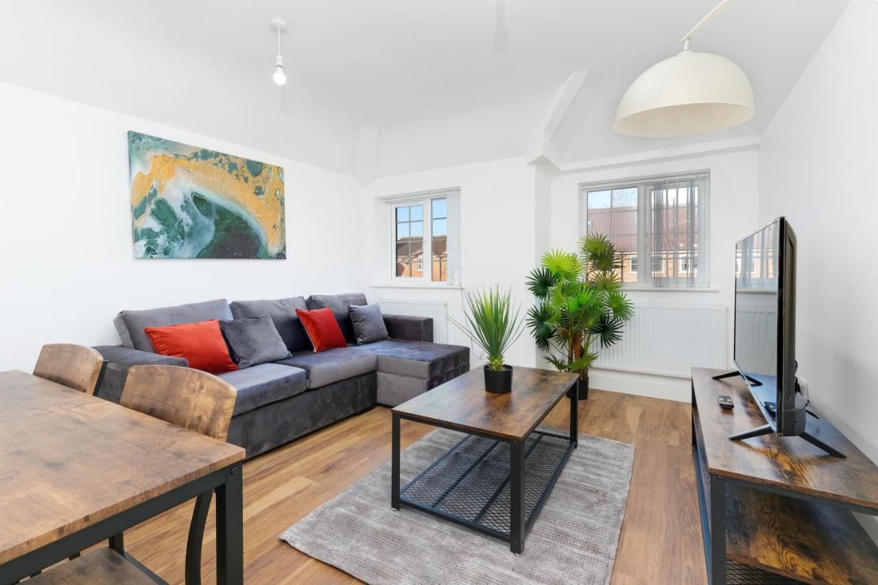 Pinewood Studios, Iver Heathrow 1 & 2 Bedroom With Parking By Arista Living Apartment *