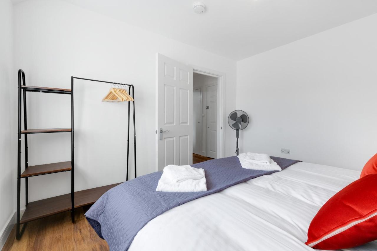 Pinewood Studios, Iver Heathrow 1 & 2 Bedroom With Parking By Arista Living Apartment Slough