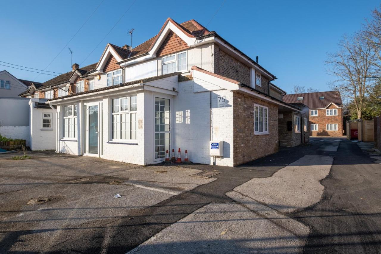Pinewood Studios, Iver Heathrow 1 & 2 Bedroom With Parking By Arista Living Apartment Slough